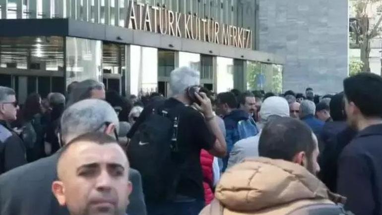 Sırrı Süreyya Öndere acı veda Cenaze namazına yoğun katılım... Anneden son bakış