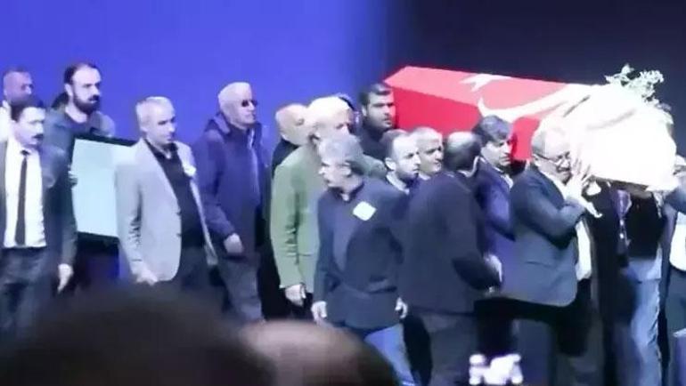 Sırrı Süreyya Öndere acı veda Cenaze namazına yoğun katılım... Anneden son bakış