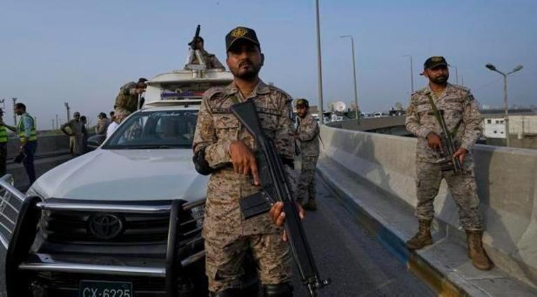 Hindistan 3 havalimanını vurdu Pakistan füzelerle karşılık verdi