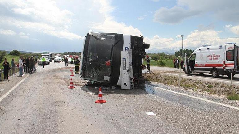 Konyada yolcu otobüsü devrildi 13 kişi yaralandı