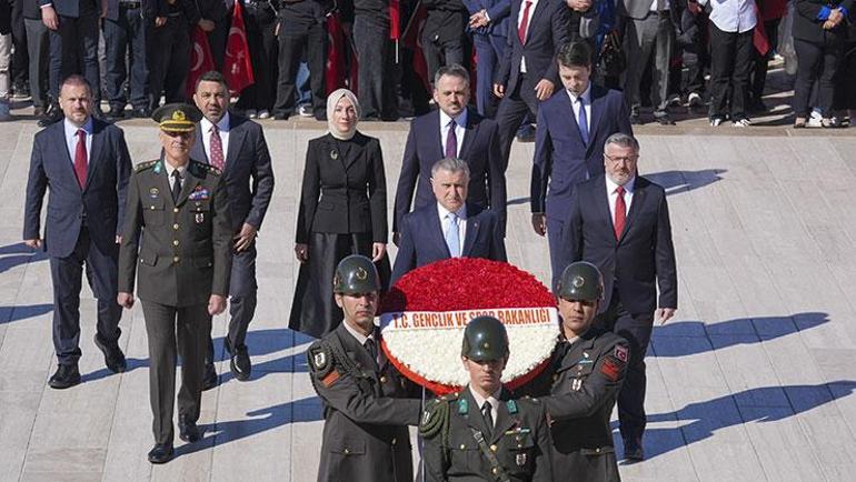 19 Mayıs Atatürkü Anma, Gençlik ve Spor Bayramı kutlanıyor Bakan Bak Anıtkabir’de