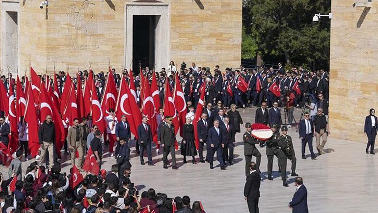 19 Mayıs Atatürkü Anma, Gençlik ve Spor Bayramı kutlanıyor Bakan Bak Anıtkabir’de