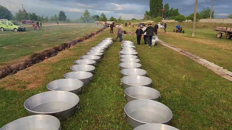 80 yıllık gelenek kuyruk oluşturdu Metrelerce uzunlukta ateş yakıldı, kazanlar kaynadı