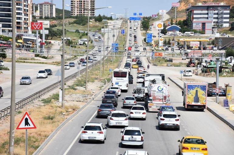 Kurban Bayramı tatili göçü başladı Kilit noktalarda trafikte yoğunluk yaşandı
