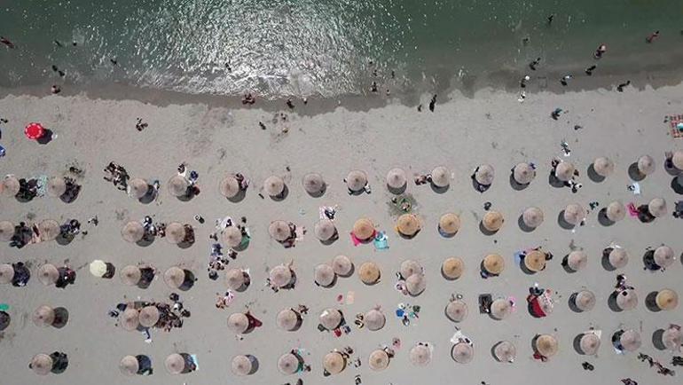 Sıcak havayı da fırsat bilerek plajlara akın ettiler