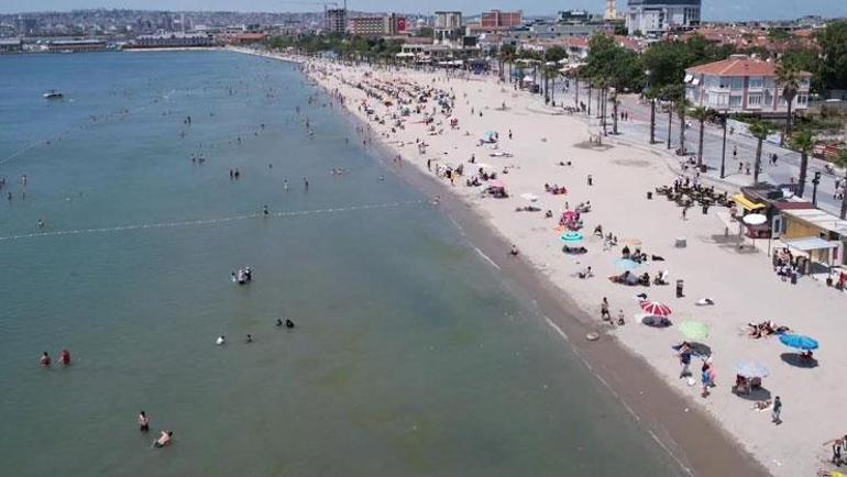 Sıcak havayı da fırsat bilerek plajlara akın ettiler