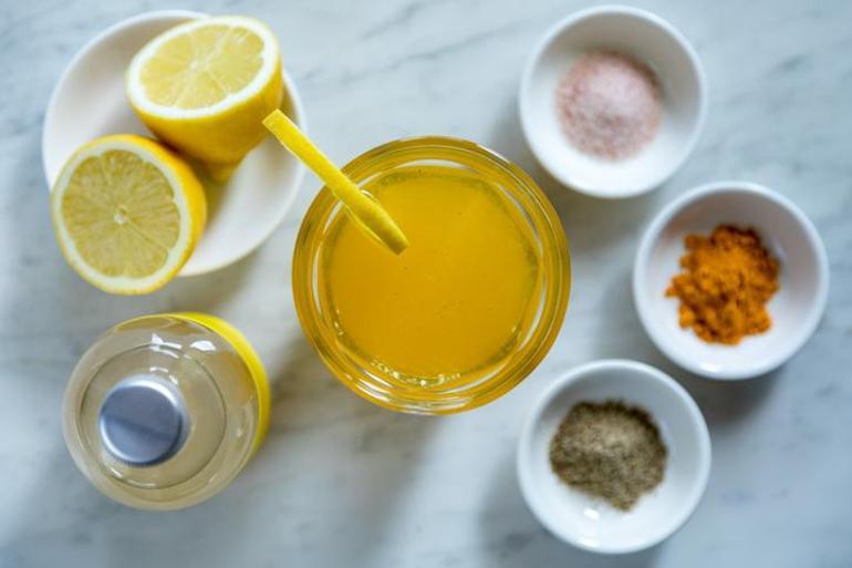Bel basen ve göbekteki yağları mum gibi eritiyor Ilık suya limonla birlikte 1 kaşık ekleyin: Metabolizma hızını yüzde 100e çıkartıp yağları cayır cayır eritiyor