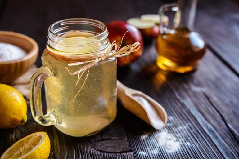 Bel basen ve göbekteki yağları mum gibi eritiyor Ilık suya limonla birlikte 1 kaşık ekleyin: Metabolizma hızını yüzde 100e çıkartıp yağları cayır cayır eritiyor