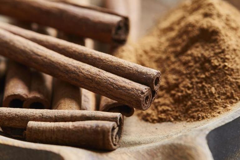 30 günde 15 kilo verdiriyor Kaynamış suya ekleyip bardak bardak için: Bel ve basen bölgesini ip gibi inceltiyor