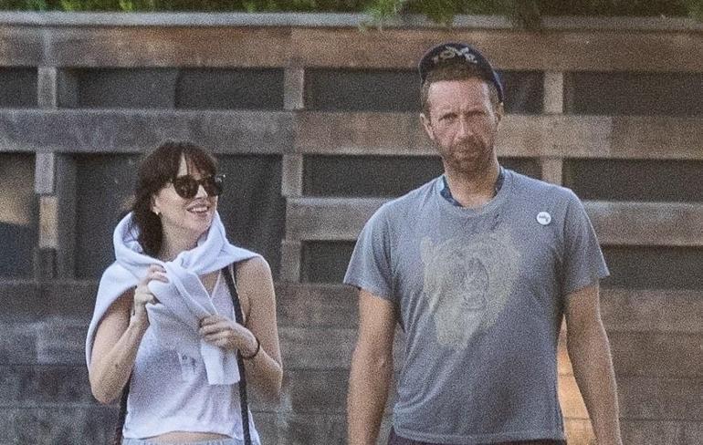 Dakota Johnson ve Chris Martinin ayrılık nedeni ortaya çıktı 8 yıllık aşk böyle bitti