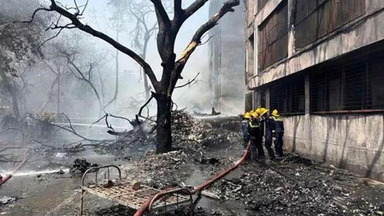 Hindistanda yolcu uçağı düştü 242 kişiyi taşıyordu: Eski başbakan da aralarında olabilir