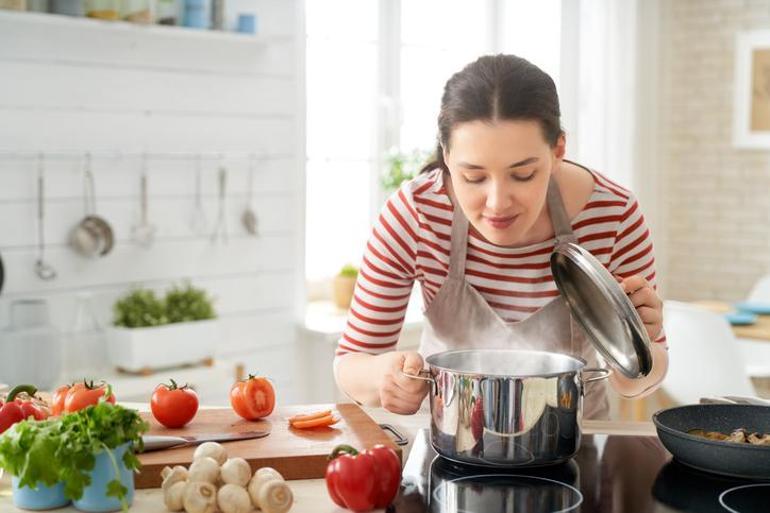 Yemek pişirirken sakın bu hatayı yapmayın Cildi sivilce basmasına neden oluyor, çözümü çok basit