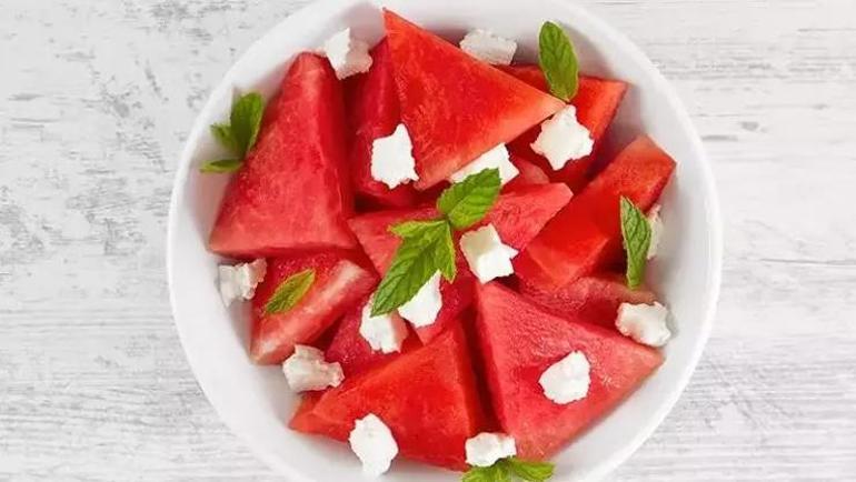 Yaz sıcaklığında klima etkisi yapıyor Tadına doyamayacağınız karpuz salatası tarifi: Kaşık kaşık yemek isteyeceksiniz