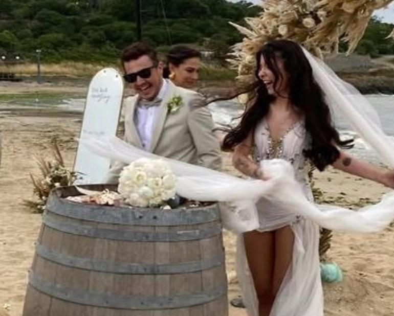 Eşref Rüyanın oyuncusu evlendi Demet Özdemir nikah şahidi oldu
