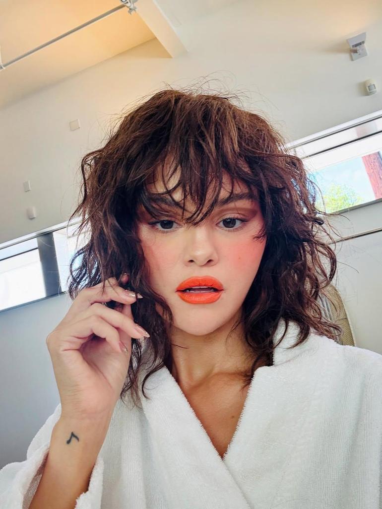 Selena Gomez nişanlısı Benny Blancoyu taklit eden Justin Bieberı umursamadı