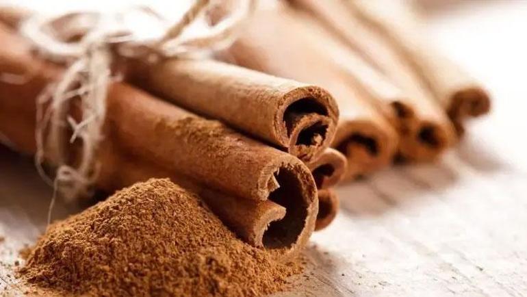Çubuk tarçını suya ekleyip için Vücutta yer edinmiş yağları yaktırıyor, kısa sürede iğne ipliğe çeviriyor