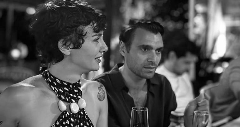 Birce Akalay 41 yaşında Sevgilisiyle dudak dudağa poz verdi