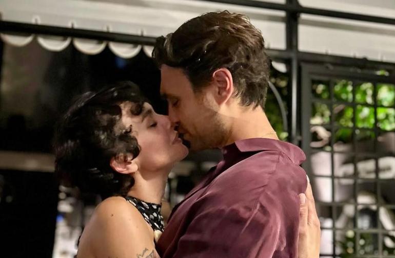 Birce Akalay 41 yaşında Sevgilisiyle dudak dudağa poz verdi