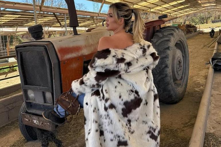 Wanda Nara Kuzey Arjantinde Kuzulara süt içirip traktör önünde poz verdi