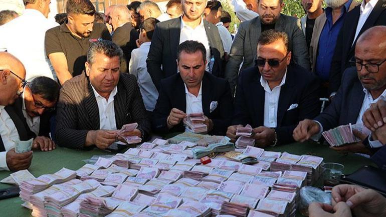 Aşiret düğününde geline takılan altın dudak uçuklattı, damada da servet takıldı