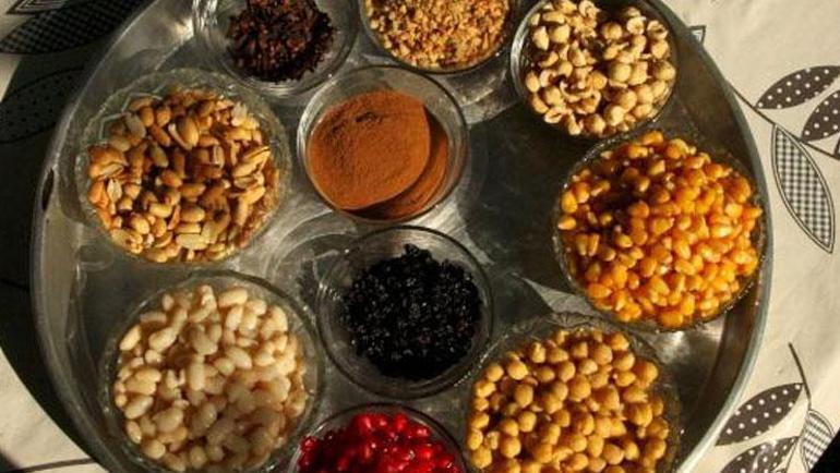Sofrada gören kase kase yiyor Geçmişten günümüze uzanan gelenek: Evde aşure nasıl yapılır