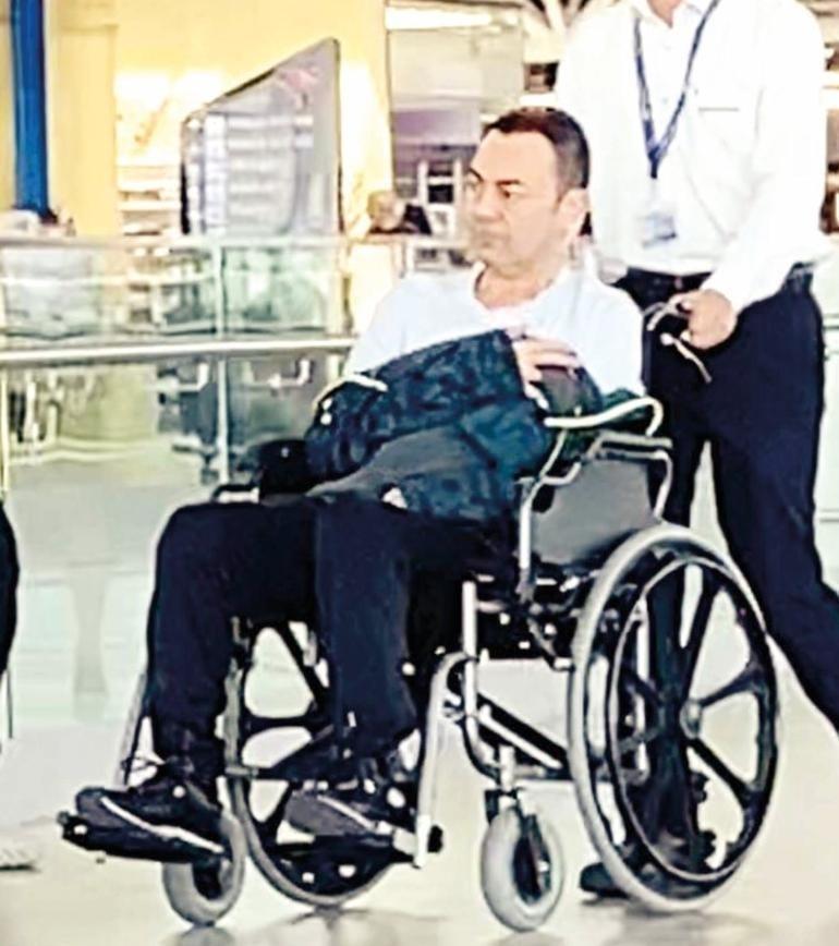 Serdar Ortaç sevenlerini korkuttu Yürümekte zorlanınca yeniden tekerlekli sandalye kullanmaya başladı