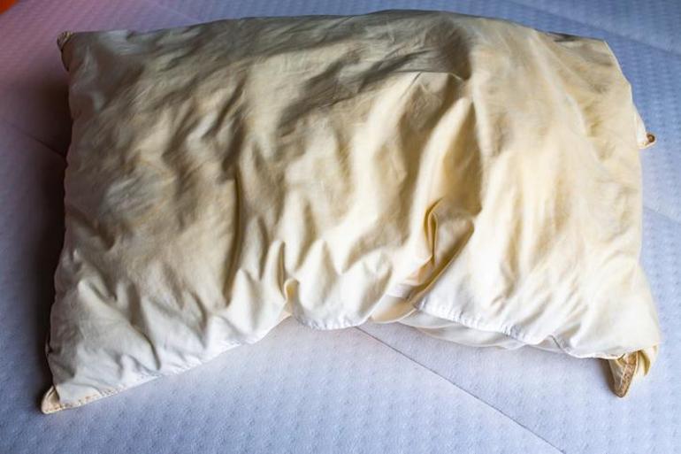 Yastıktaki sarı lekeleri anında geçiriyor 1 kaşık koymak yetiyor, yeni gibi bembeyaz yapıyor