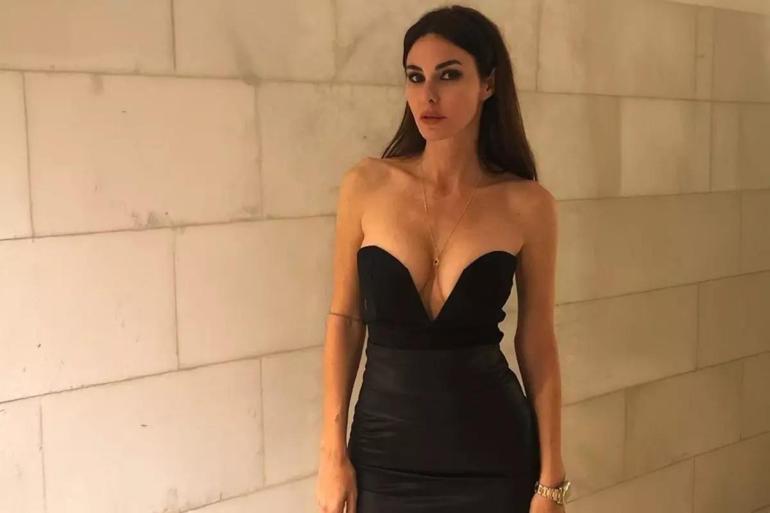 Defne Samyelinin cesur elbisesi beğeni topladı