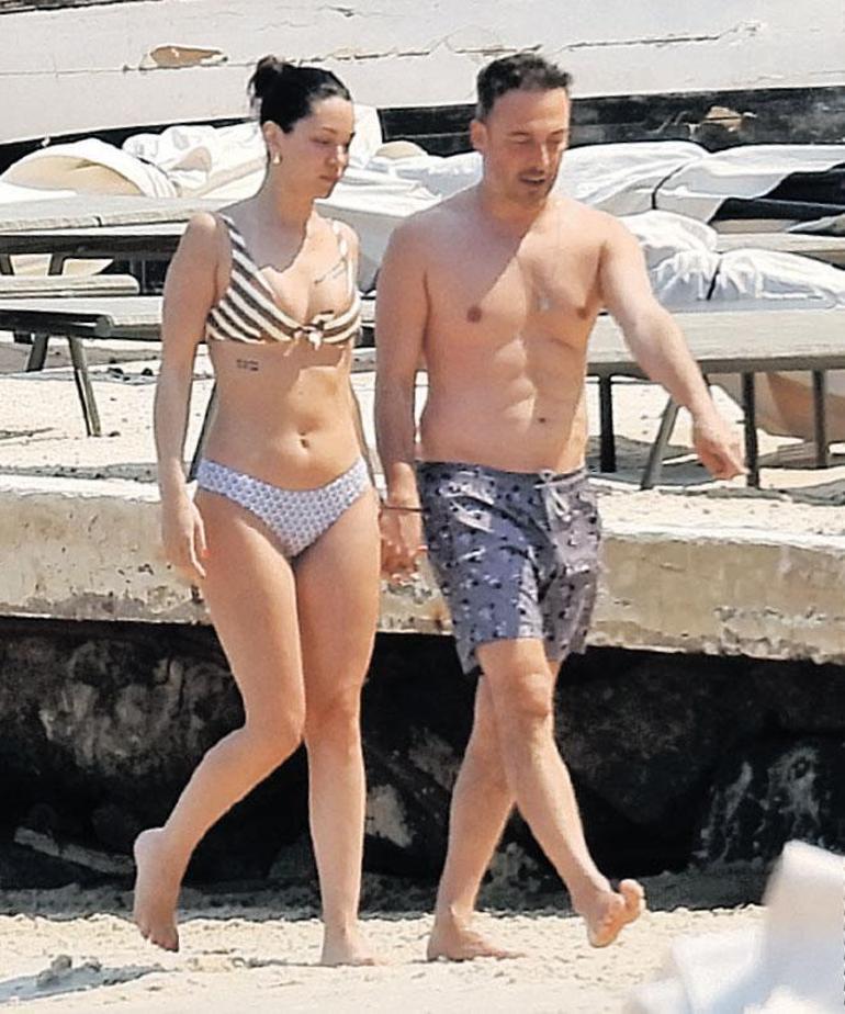 Oğuzhan Koç ve Hazal Subaşı sahilde el ele