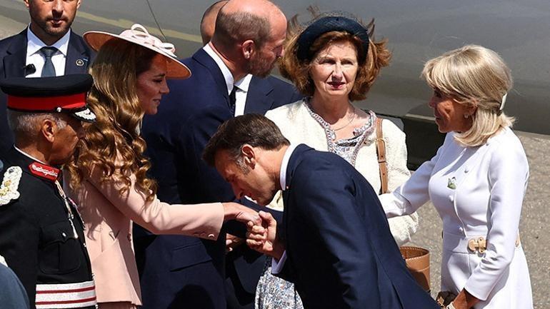 Macron çifti yine gündemde Bu kez de eşinin elini tutmadı