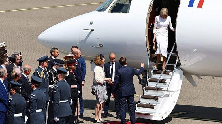 Macron çifti yine gündemde Bu kez de eşinin elini tutmadı