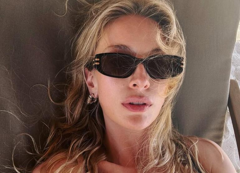 Yasemin Kay Allen tatilde Bikinili pozuyla görenleri hayran bıraktı