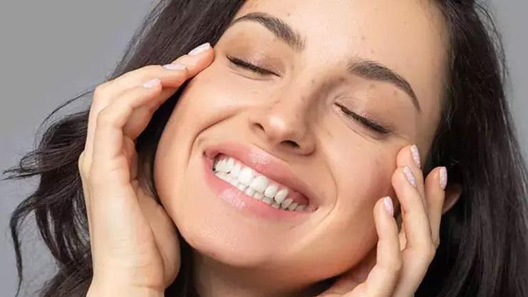 C vitamini içeriyorsa uzak durun Cildin yaşlanmaması için olmazsa olmaz: Kırışıklık oluşumunu engelliyor, cildi gerdiriyor