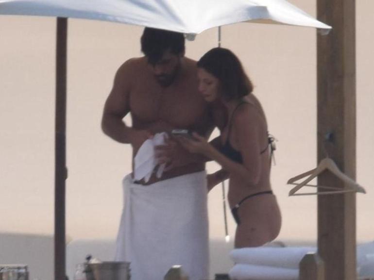 Aşıklar Bodrumda Can Yaman ve sevgilisi plajda sarmaş dolaş