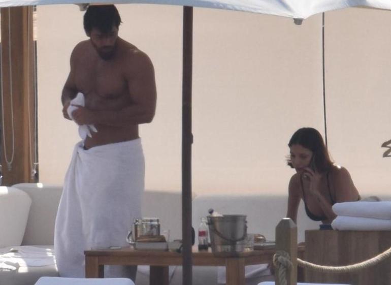 Aşıklar Bodrumda Can Yaman ve sevgilisi plajda sarmaş dolaş