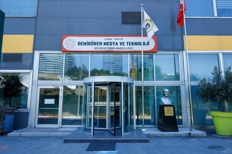 Türkiyede ilk kez Demirören Medya ve Teknoloji Lisesinde açılan bölümü robot tanıtıyor