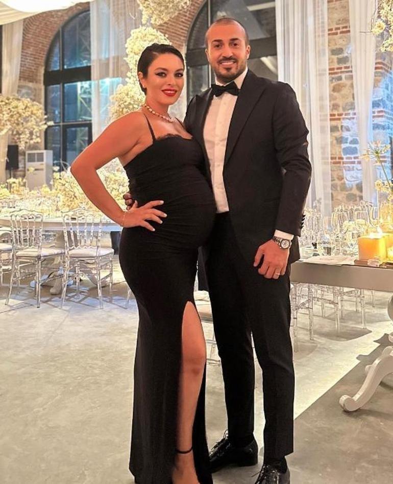 Ezgi Mola ve Mustafa Aksakallı boşandıktan 1 ay sonra birlikte Çeşme tatilinde görüntülendiler