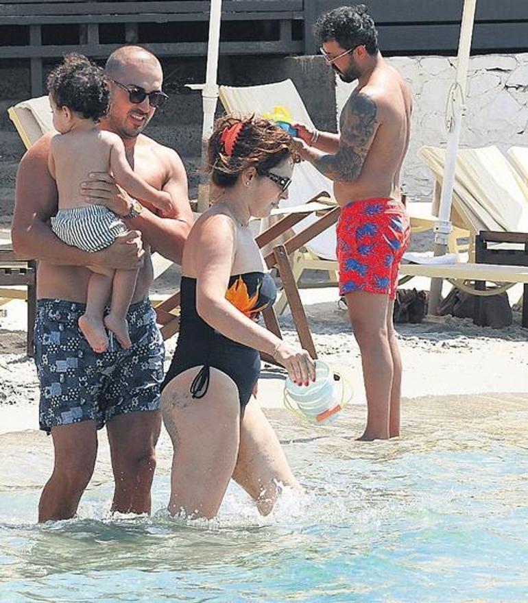 Ezgi Mola ve Mustafa Aksakallı boşandıktan 1 ay sonra birlikte Çeşme tatilinde görüntülendiler