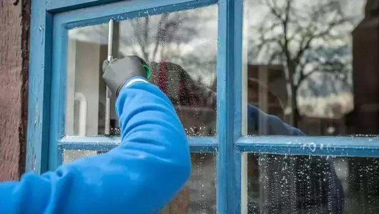 Pencereleri silmeden bir kaşık ekleyin Anında temizlik sağlayan doğal yöntem: Camların leke tutmamasını sağlıyor, ayna gibi parlatıyor