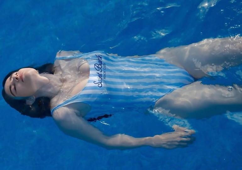 Rotayı orayı çevirdiler Özge Gürel ve eşinden tatil pozları