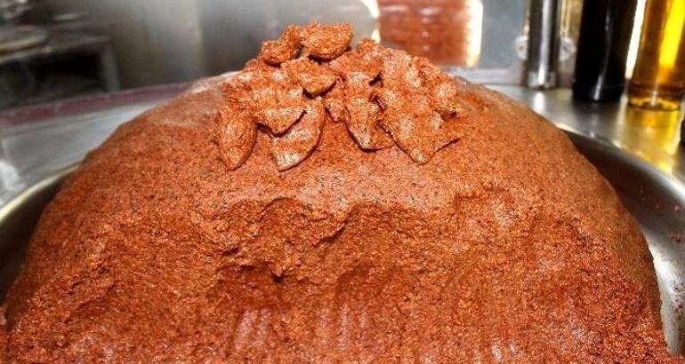 45 derece havada buzla yoğuruluyor Adıyamanın favori lezzeti: Sıcaklar yüzünden bozulması önleniyor