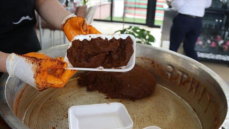 45 derece havada buzla yoğuruluyor Adıyamanın favori lezzeti: Sıcaklar yüzünden bozulması önleniyor