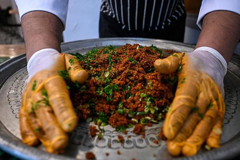 45 derece havada buzla yoğuruluyor Adıyamanın favori lezzeti: Sıcaklar yüzünden bozulması önleniyor