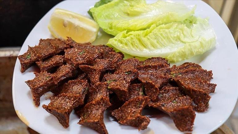 45 derece havada buzla yoğuruluyor Adıyamanın favori lezzeti: Sıcaklar yüzünden bozulması önleniyor