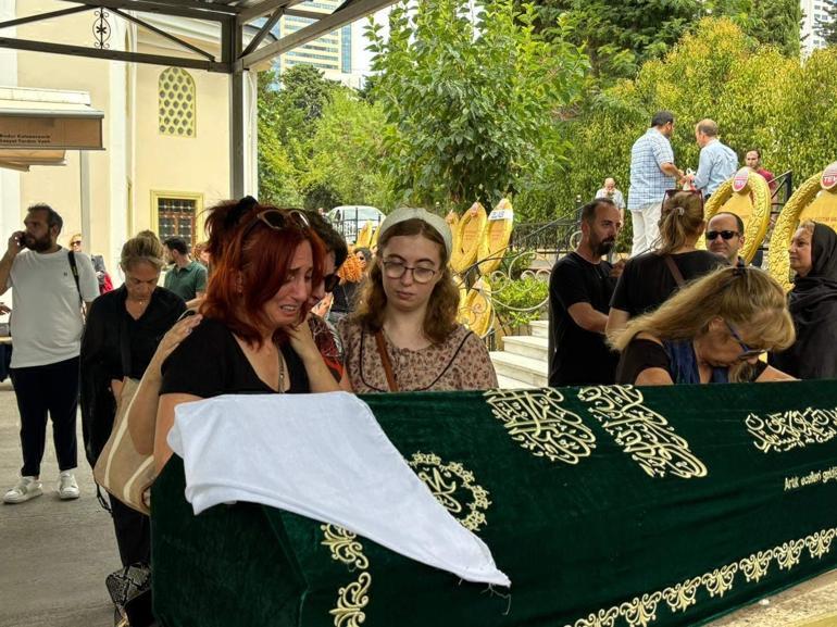 Gözyaşları sel oldu Münir Özkulun eşi son yolculuğuna uğurlandı