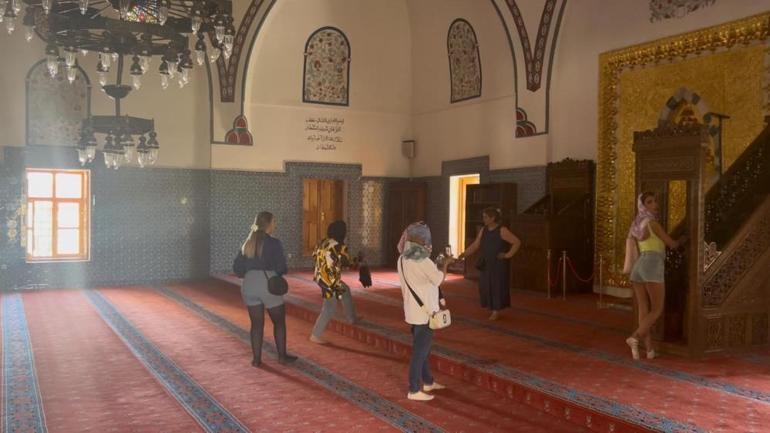 Vanda tarihi camiyi uygunsuz kıyafetlerle ziyaret eden turistlere tepki Minber önünde kısa şortlu poz verdiler