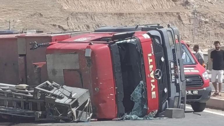 Trafik kazası geçiren itfaiye erlerinden göz dolduran hareket: Yaralı halde yangına müdahaleye devam ettiler