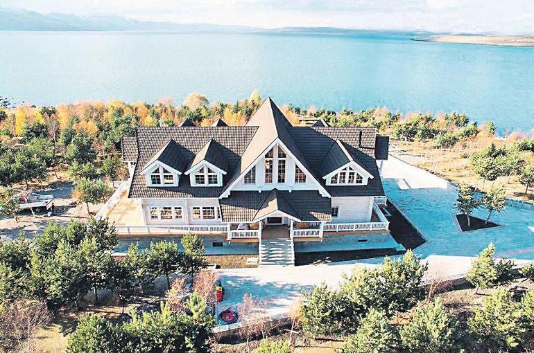 Troya Atı trafik ışıklarında yandı