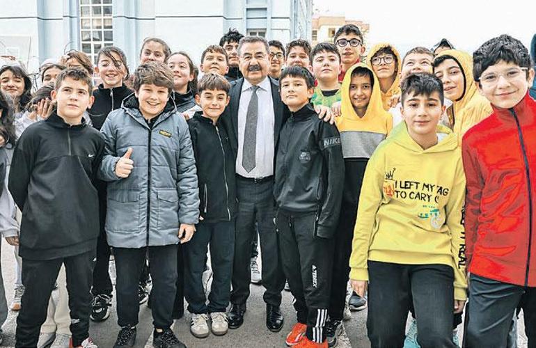 Troya Atı trafik ışıklarında yandı