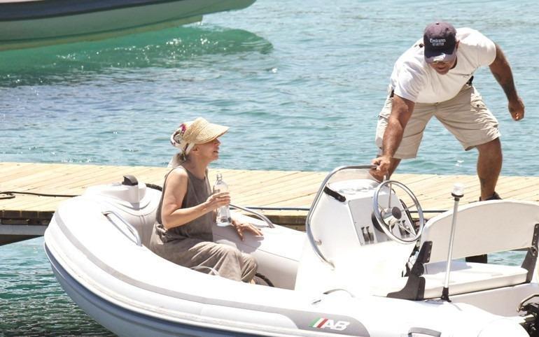 Yonca Evcimik ve Sertab Erener Bodrum’da güneşin tadını çıkardı